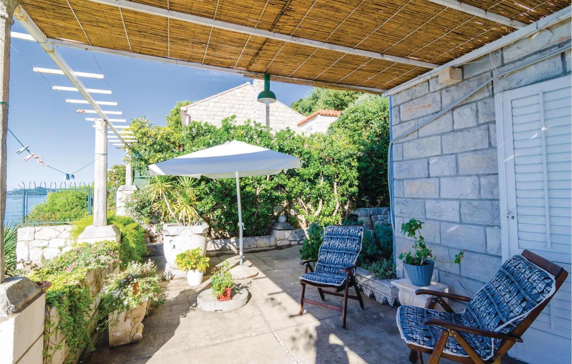 2 Bedroom Awesome In Holiday home *